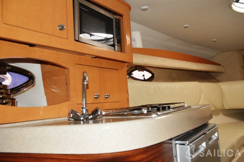 Four Winns 278 Vista - Yacht Charter Sailica