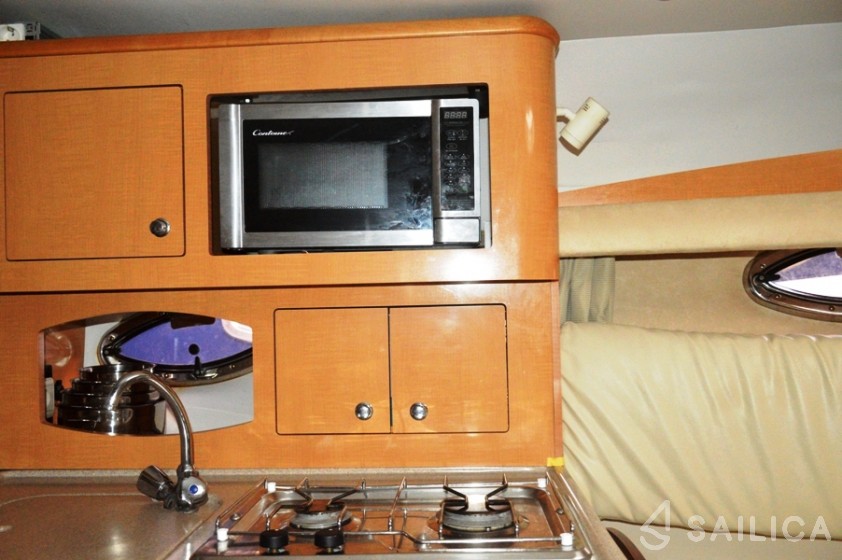 Four Winns 278 Vista - Yacht Charter Sailica