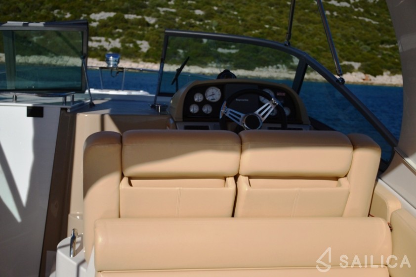 Four Winns 278 Vista - Yacht Charter Sailica