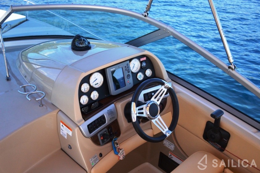 Four Winns 278 Vista - Yacht Charter Sailica