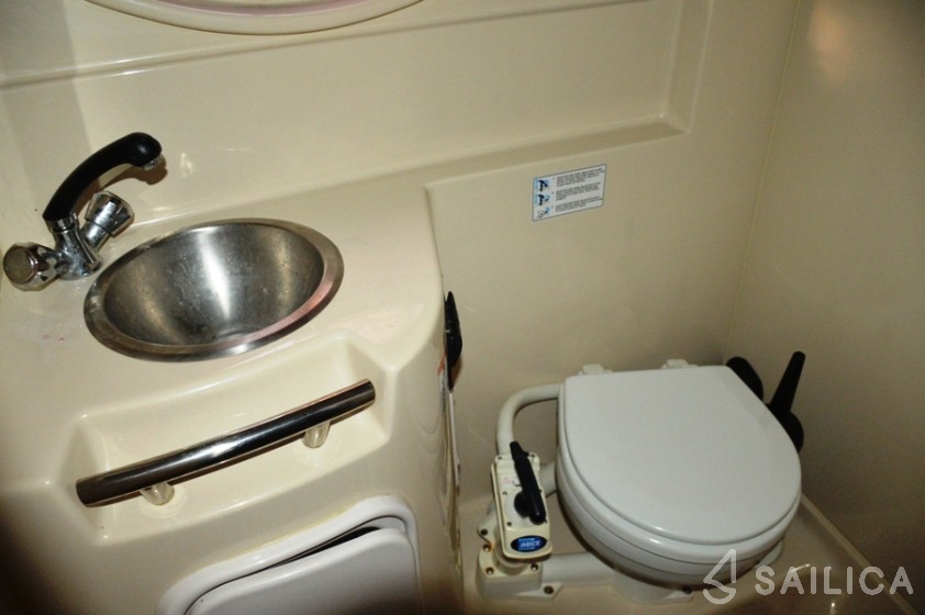 Four Winns 278 Vista - Yacht Charter Sailica