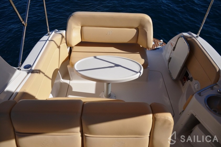 Four Winns 278 Vista - Yacht Charter Sailica