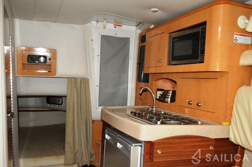 Four Winns 278 Vista - Yacht Charter Sailica
