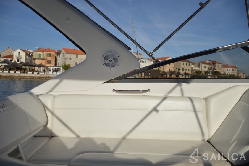 Regal Commodore 2860 - Yacht Charter Sailica