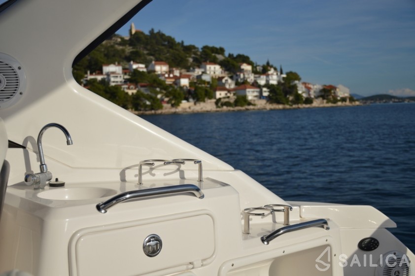 Regal Commodore 2860 - Yacht Charter Sailica