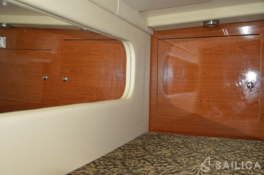 Regal Commodore 2860 - Yacht Charter Sailica