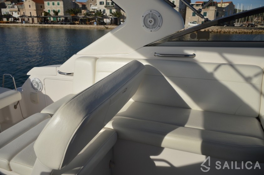 Regal Commodore 2860 - Yacht Charter Sailica