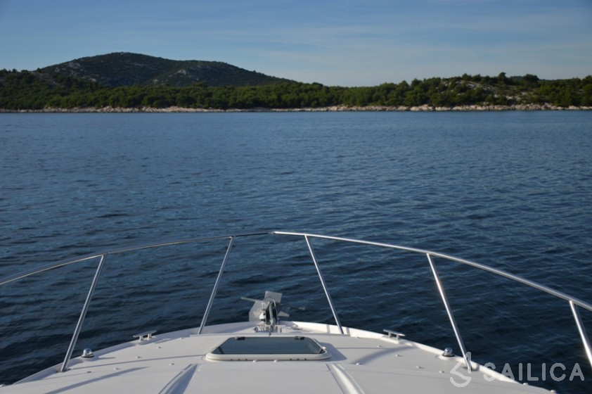 Regal Commodore 2860 - Yacht Charter Sailica