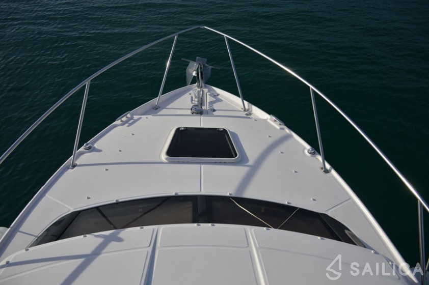 Regal Commodore 2860 - Yacht Charter Sailica