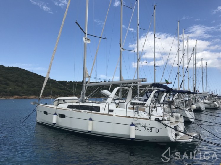 Oceanis 38 - Yacht Charter Sailica