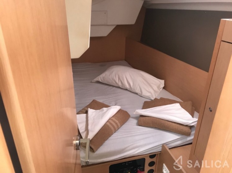 Oceanis 38 - Yacht Charter Sailica