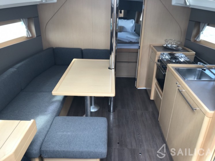 Oceanis 38 - Yacht Charter Sailica