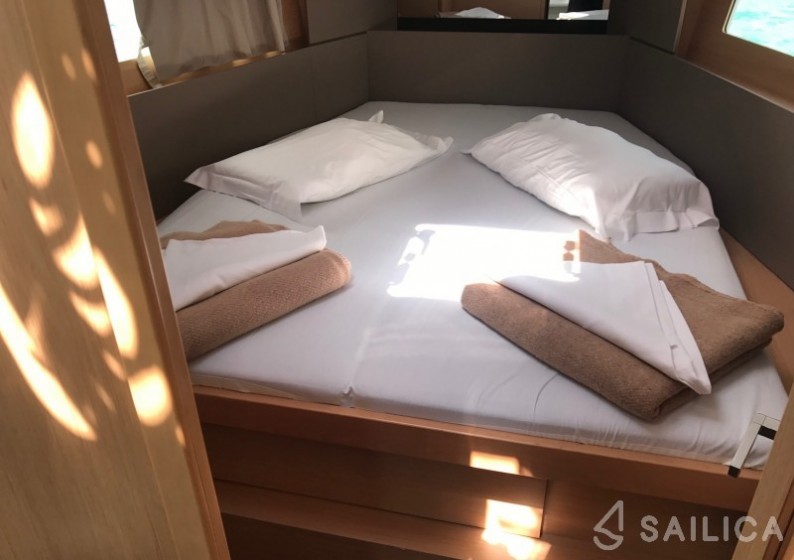 Oceanis 38 - Yacht Charter Sailica