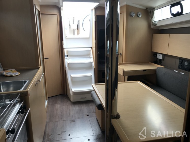 Oceanis 38 - Yacht Charter Sailica