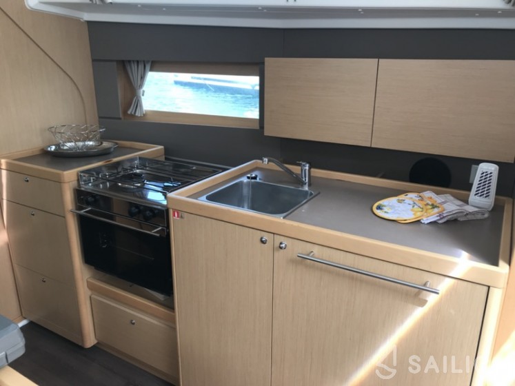 Oceanis 38 - Yacht Charter Sailica
