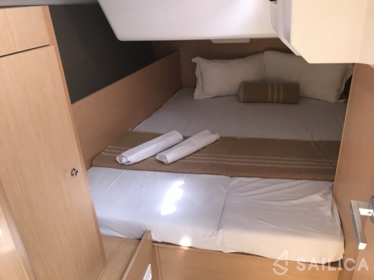Oceanis 38 - Yacht Charter Sailica