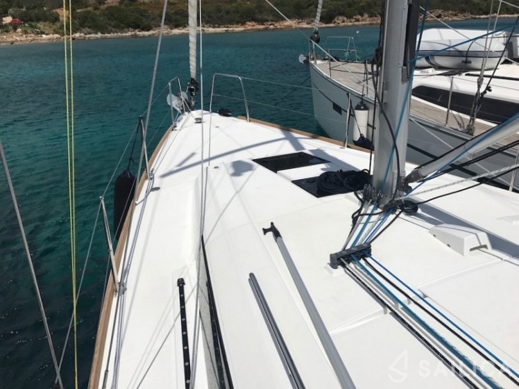 Oceanis 38 - Yacht Charter Sailica