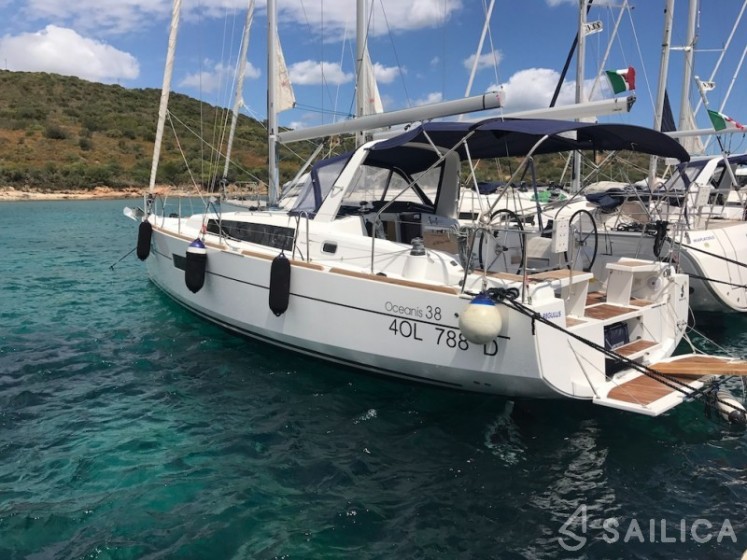 Oceanis 38 - Yacht Charter Sailica