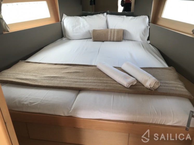 Oceanis 38 - Yacht Charter Sailica