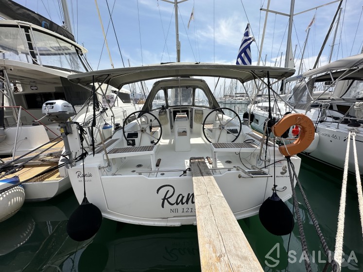 Oceanis 38.1 - Yacht Charter Sailica