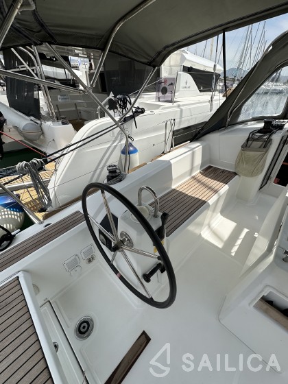 Oceanis 38.1 - Yacht Charter Sailica