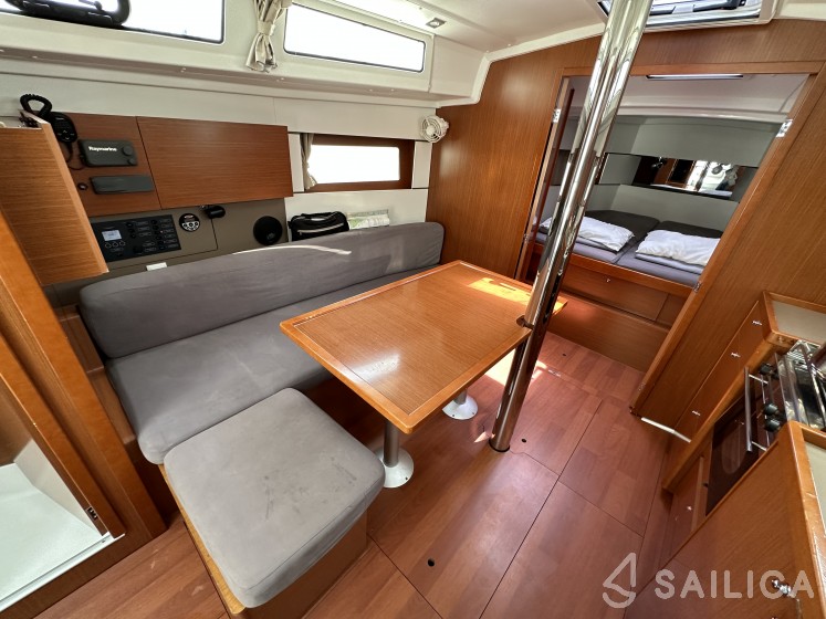 Oceanis 38.1 - Yacht Charter Sailica