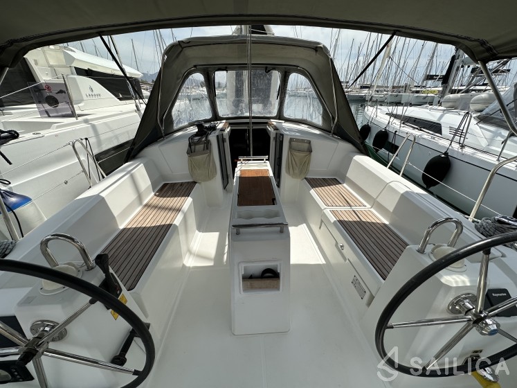 Oceanis 38.1 - Yacht Charter Sailica