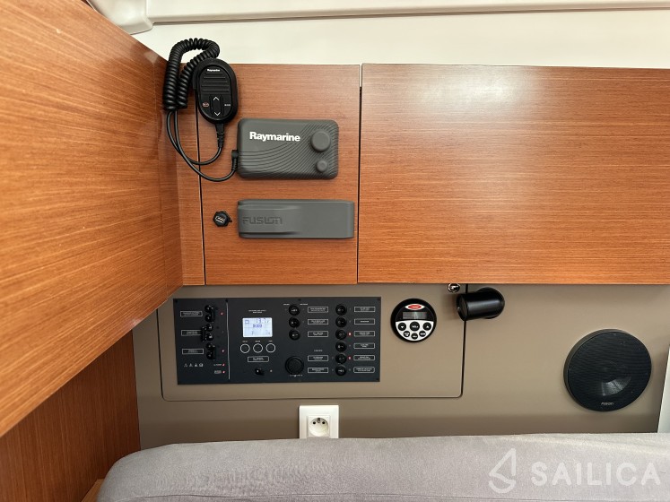 Oceanis 38.1 - Yacht Charter Sailica