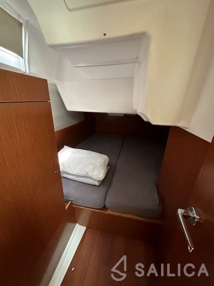 Oceanis 38.1 - Yacht Charter Sailica
