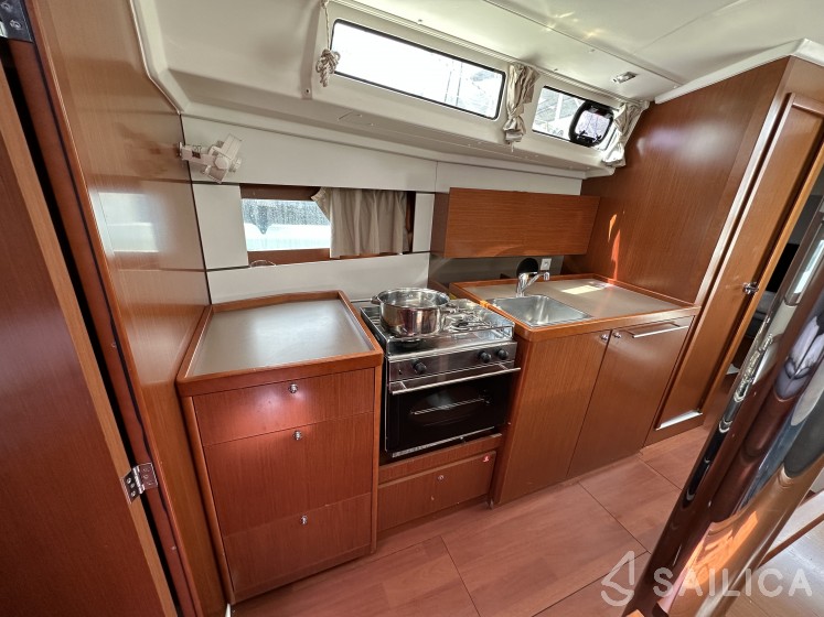 Oceanis 38.1 - Yacht Charter Sailica