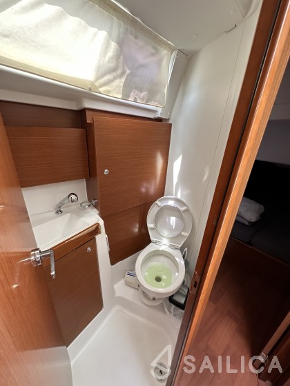 Oceanis 38.1 - Yacht Charter Sailica