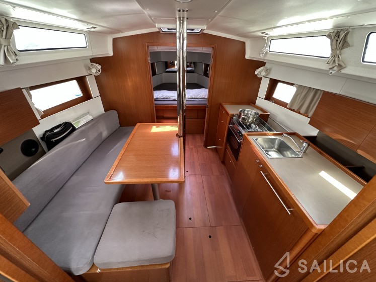 Oceanis 38.1 - Yacht Charter Sailica