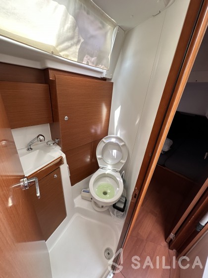 Oceanis 38.1 - Yacht Charter Sailica