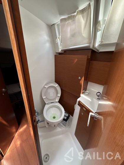 Oceanis 38.1 - Yacht Charter Sailica