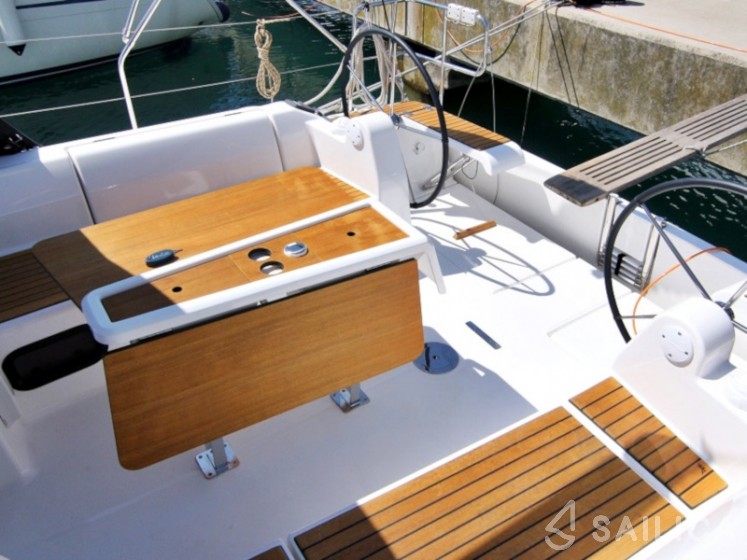 Dufour 382 GL - Yacht Charter Sailica