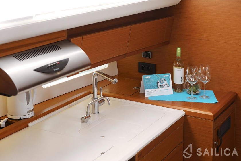 Jeanneau 54 - Yacht Charter Sailica
