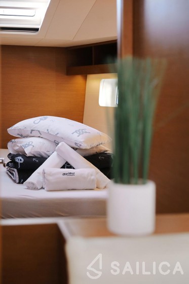 Jeanneau 54 - Yacht Charter Sailica