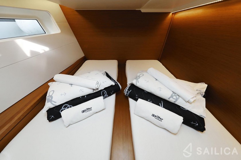Jeanneau 54 - Yacht Charter Sailica