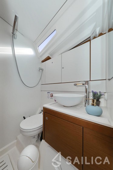 Jeanneau 54 - Yacht Charter Sailica