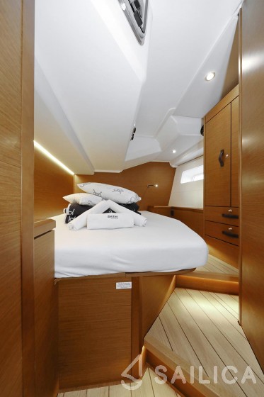 Jeanneau 54 - Yacht Charter Sailica