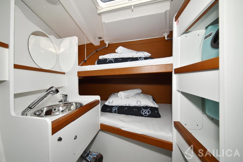 Jeanneau 54 - Yacht Charter Sailica