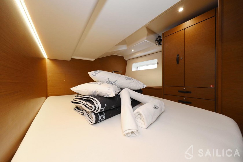 Jeanneau 54 - Yacht Charter Sailica