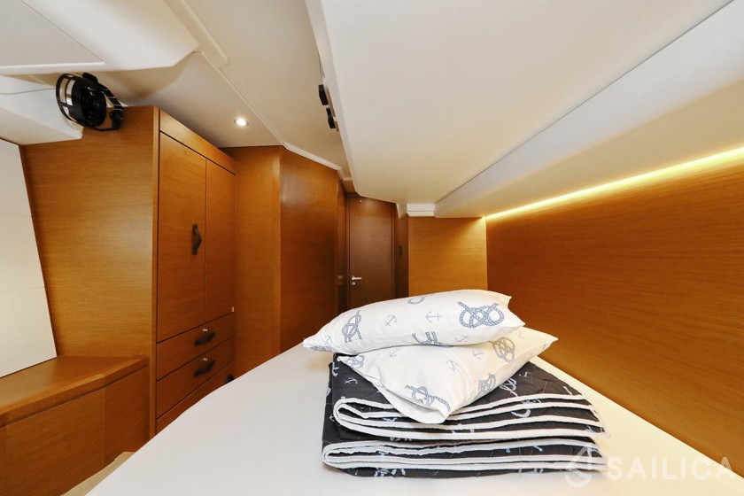 Jeanneau 54 - Yacht Charter Sailica
