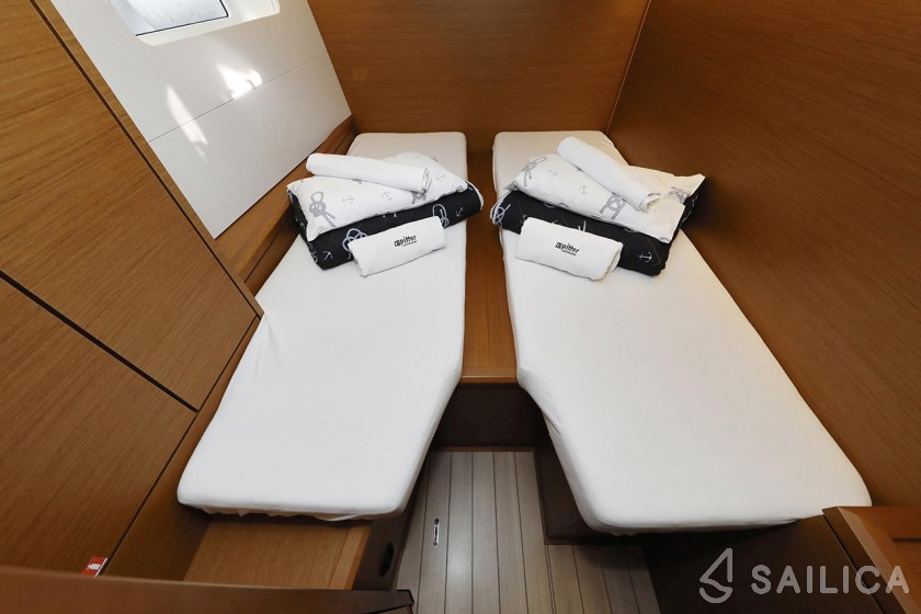Jeanneau 54 - Yacht Charter Sailica