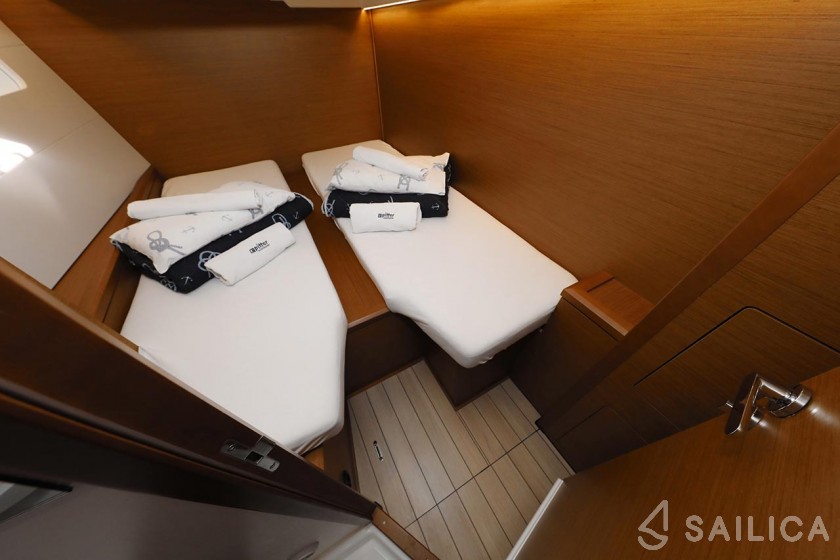 Jeanneau 54 - Yacht Charter Sailica