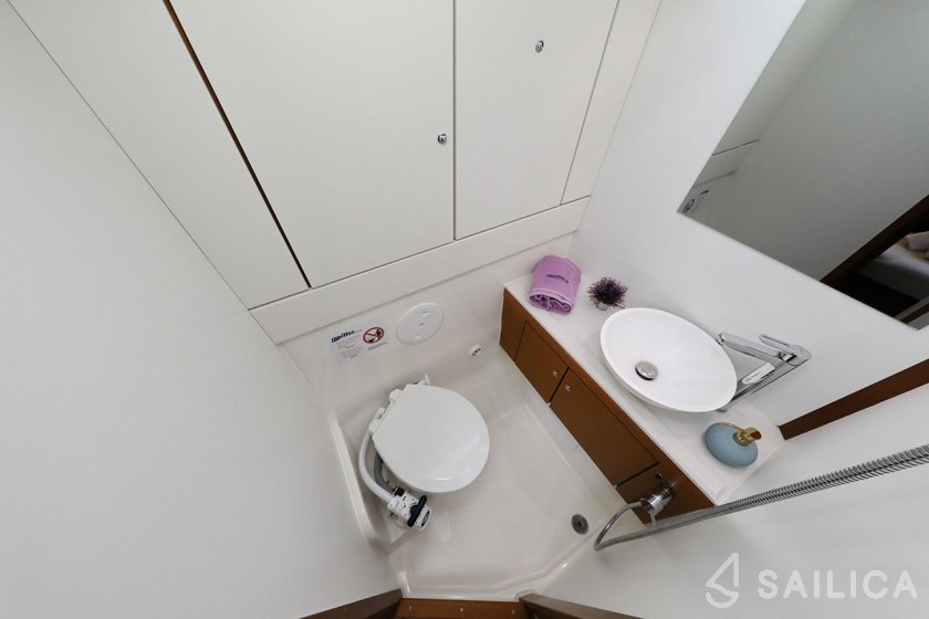 Jeanneau 54 - Yacht Charter Sailica
