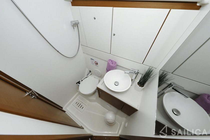 Jeanneau 54 - Yacht Charter Sailica