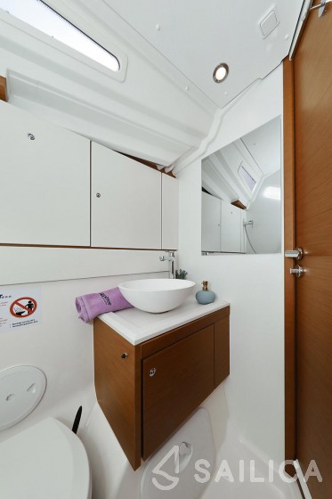 Jeanneau 54 - Yacht Charter Sailica