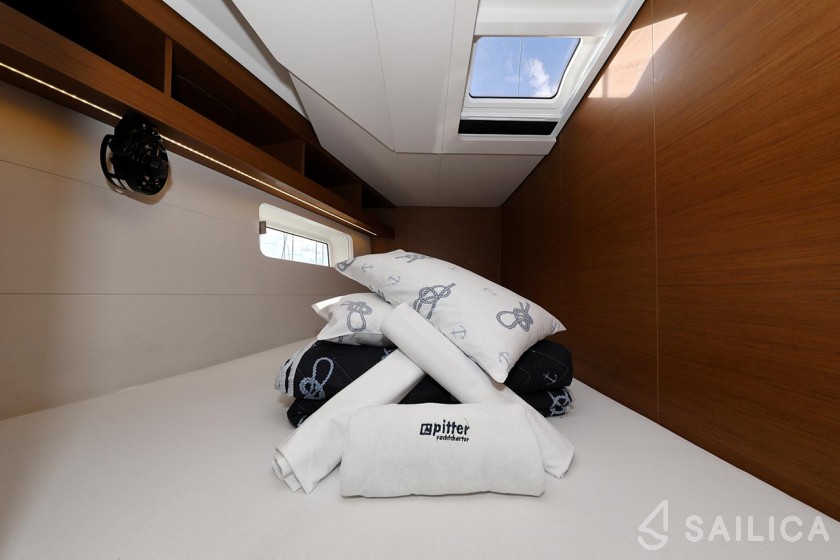 Jeanneau 54 - Yacht Charter Sailica