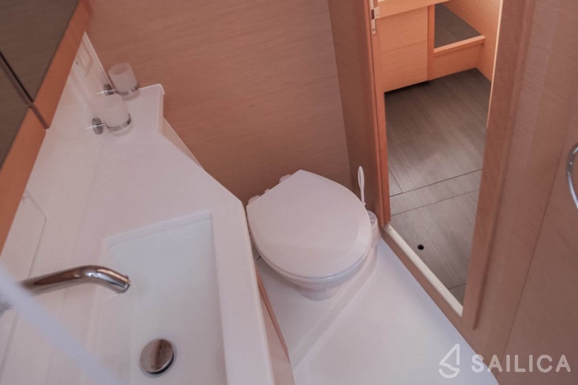 Lagoon 450  Flybridge - Yacht Charter Sailica